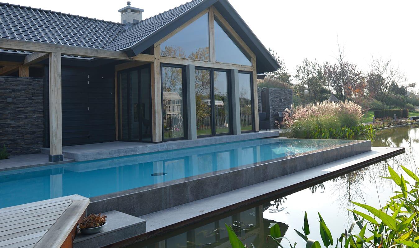Luxe tuin met maatwerk zwembad keramiek en infinity pool